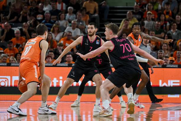 年仅16岁 年仅16岁